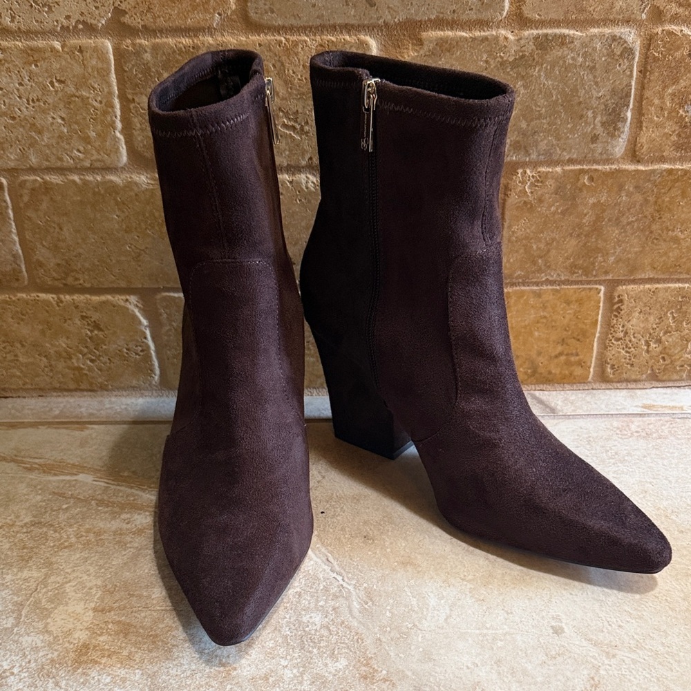 NEW Brown suede boots